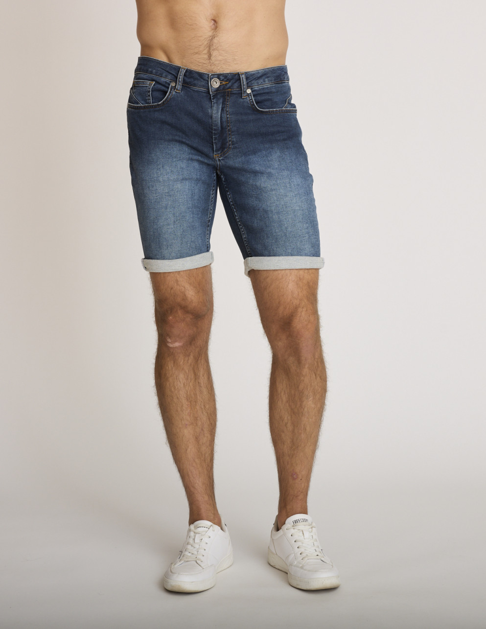 Short en jean bleu foncé...