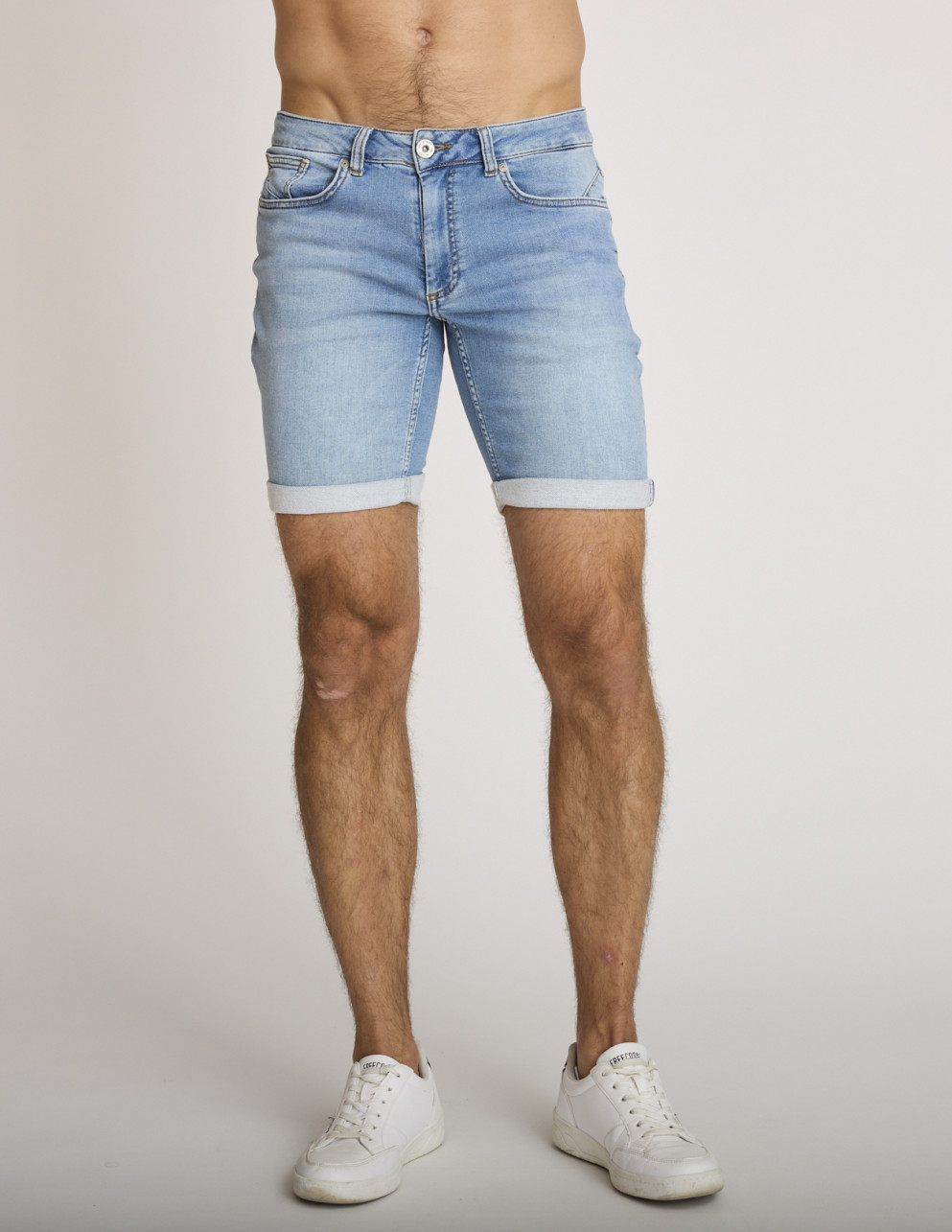 Short en jean bleu clair...