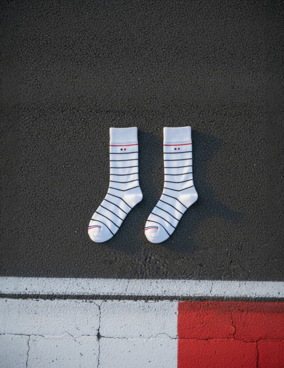 Calcetines a rayas blancas...