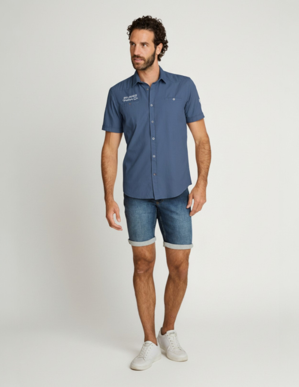 Camisa de manga corta azul...