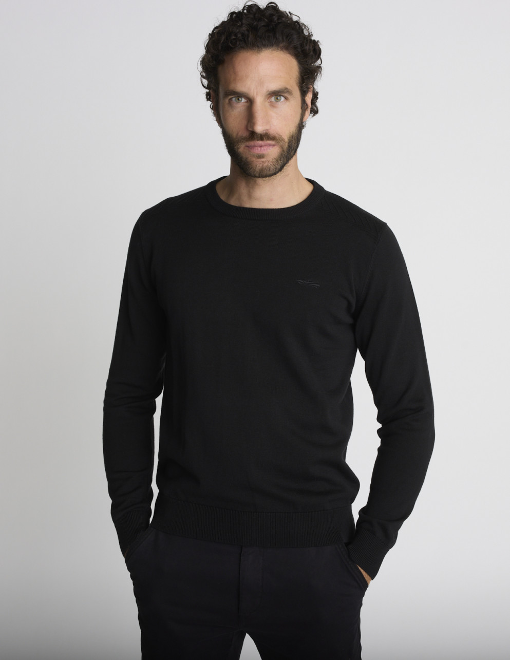 Pull col rond noir LIEN